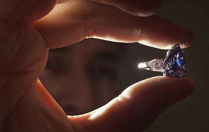Đây cũng là viên kim cương xanh lớn nhất thế giới từng được đem đấu giá tại Christie. Nó được định giá 21-25 triệu USD (443 tỷ - 527 tỷ đồng). 