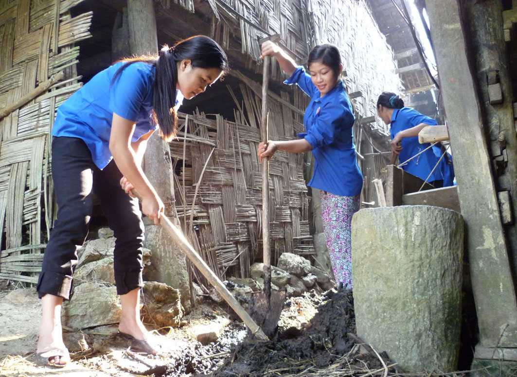 Nguyễn Thị Trang, Phó Chủ tịch UBND xã Lương Can (Thông Nông) cùng ĐVTN giúp nhân dân sửa nhà ở.