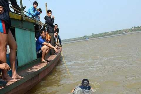 Tìm thi thể nạn nhân trên sông Hồng