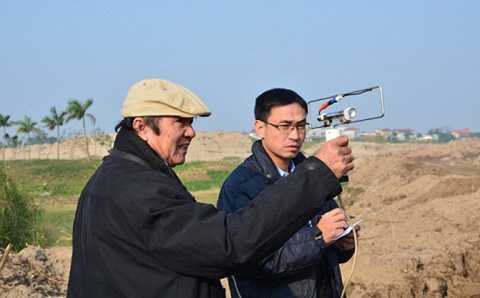 Các nhà khoa học tìm kiếm dò tìm tại bãi Tự Nhiên sông Hồng (Ảnh: VietNamNet)