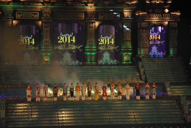 Những tà áo dài thướt tha trên sân khấu cổ kính trong 'Thế giới tà áo Việt'