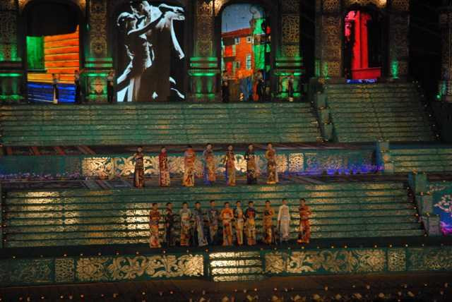 Được mô phỏng trên ý tưởng đa dạng của các nhà thiết kế, những mẫu áo dài mới nhất mang lại cảm xúc ấn tượng đối với khán giả.