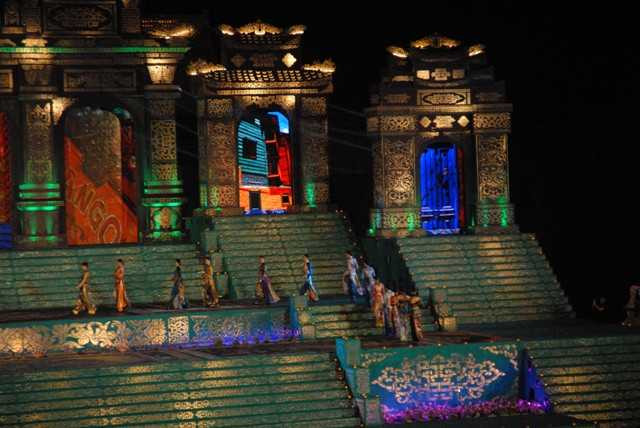 Dàn người mẫu nối tiếng ở Hà Nội, TP Hồ Chí Minh, Huế đã tạo nên đêm hội “người đẹp” cuốn hút và mê đắm