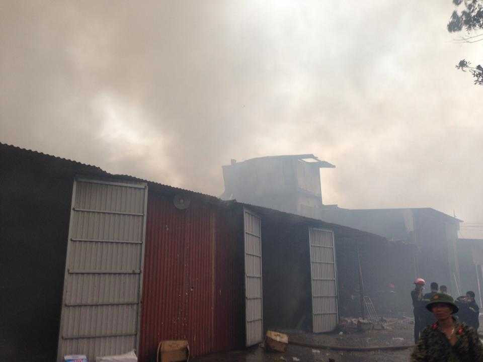 Lửa cháy ngùn ngụt ở KCN Vĩnh Tuy