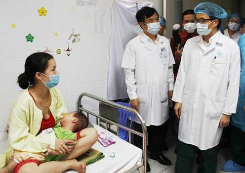 Phó thủ tướng Vũ Đức Đam thăm bệnh nhân sởi