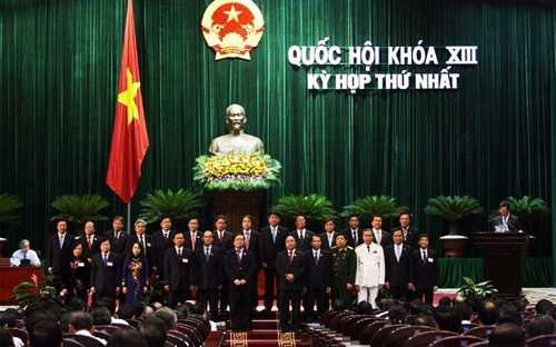Chính phủ nhiệm kỳ 2011 - 2016 ra mắt trước Quốc hội, tháng 8/2011.