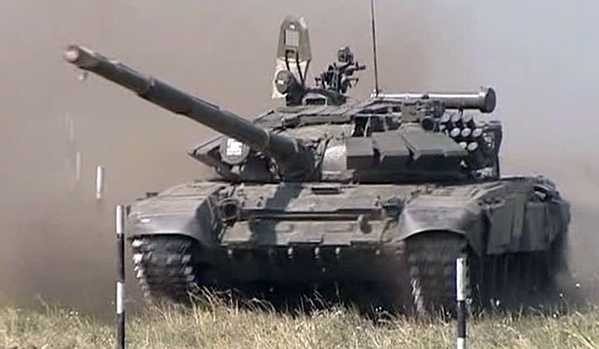 Xe tăng, pháo tự hành Ukraine tiến về miền Đông