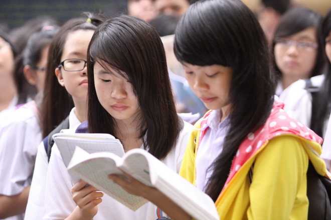 Đề thi gồm hai phần: đọc hiểu và viết (làm văn)