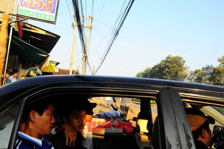 Cơ quan chức năng đưa nghi can về trụ sở công an.