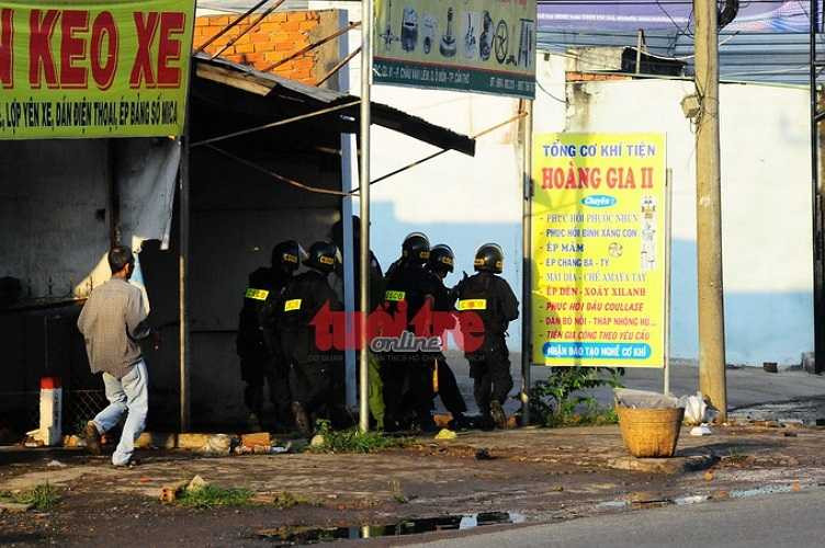 Cơ quan chức năng áp giải nghi can ra khỏi hiện trường vụ nổ súng