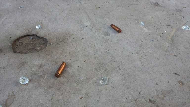 Vỏ đạn vương vãi tại hiện trường