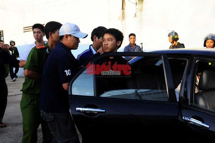 Cảnh sát phải nhờ người thân khuyên răn một hồi thì nghi can mới chịu bỏ súng đầu hàng