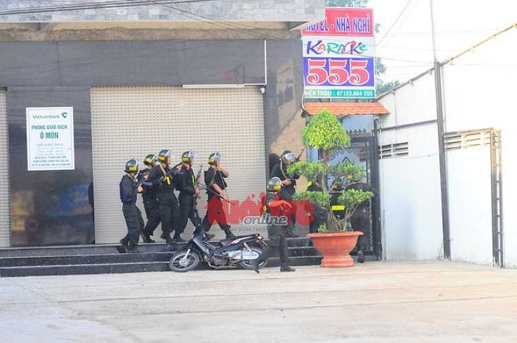 Cảnh sát sẵn sàng bên ngoài khu nhà khi nghi can bên trong