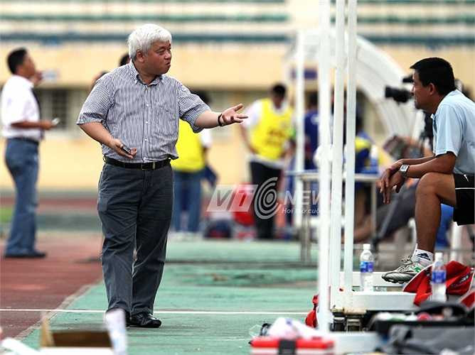 Là một ông bầu bóng đá nhưng bầu Kiên rất thích chỉ đạo kỹ thuật. Thậm chí ông sắp xếp đội hình thi đấu và quyết định cả việc thay cầu thủ.