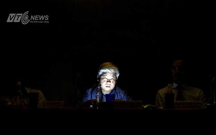 Một lần nữa, bầu Kiên cho thấy, mình là người đáng sợ thế nào khi buộc AVG phải nhường lại bản quyền truyền hình mà họ đã ký độc quyền 20 năm trước đó với VFF.