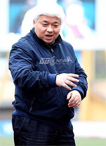 Mùa bóng 2012, đội bóng của bầu Kiên đổi tên thành CLB Bóng đá Hà Nội. Và dù là đội trẻ hay đội 1 đá ở V-League, bầu Kiên hễ tới sân là tràn sân chỉ đạo.