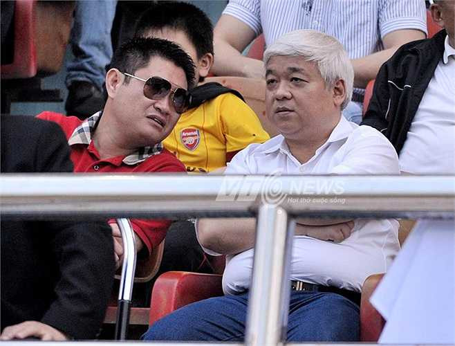 Bầu Kiên và bầu Thụy trên sân Ninh Bình ở mùa giải 2012.