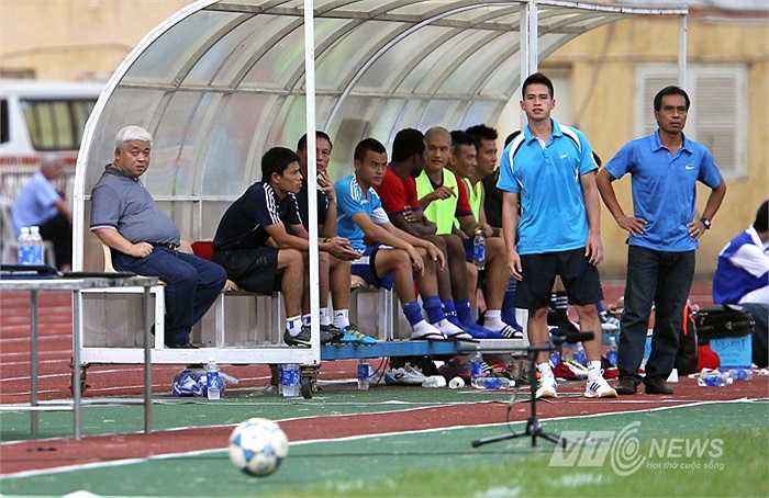 Bầu Kiên thẫn thờ ngồi ở cabin huấn luyện theo dõi trận CLB Hà Nội gặp Thanh Hóa mùa giải 2012.