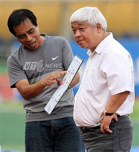 Cũng trong mùa bóng này, bầu Kiên chấm dứt hợp đồng với HLV lão làng Nguyễn Thành Vinh. Người sau đó 'đóng thế' cho ông Vinh là HLV Hoa Mạnh Hưng.