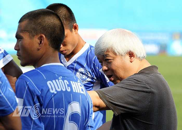 Bầu Kiên trong trận đấu với Sài Gòn FC