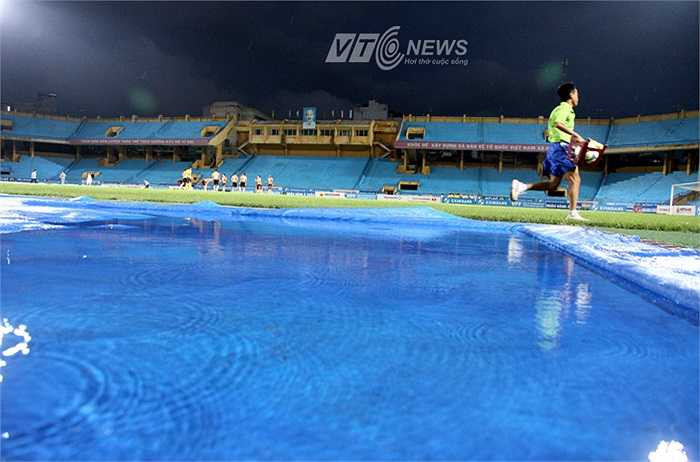 Hôm đó là 29/7/2012, sân Hàng Đẫy có mưa giông. Đây cũng là trận đấu, bầu Kiên 'khoe' Phantom Rồng 40 tỷ mới cứng ở Hàng Đẫy.