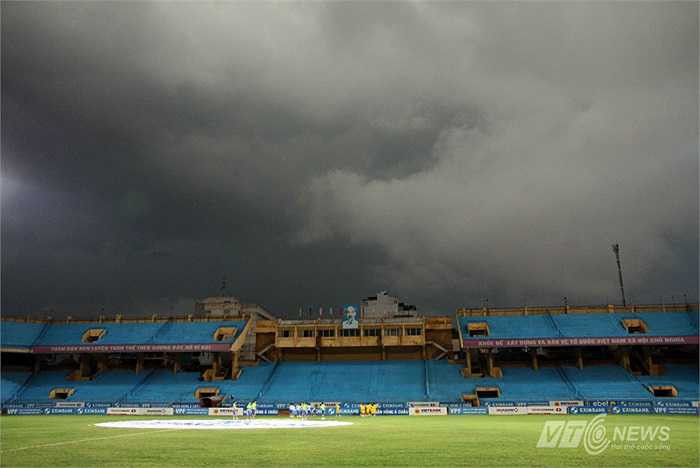 Trận đấu bị trời hành. 3 tuần sau khi có Phantom Rồng, bầu Kiên bị bắt. Còn Sài Gòn FC giờ cũng đã giải tán. (Hà Thành - Ảnh: Quang Minh)