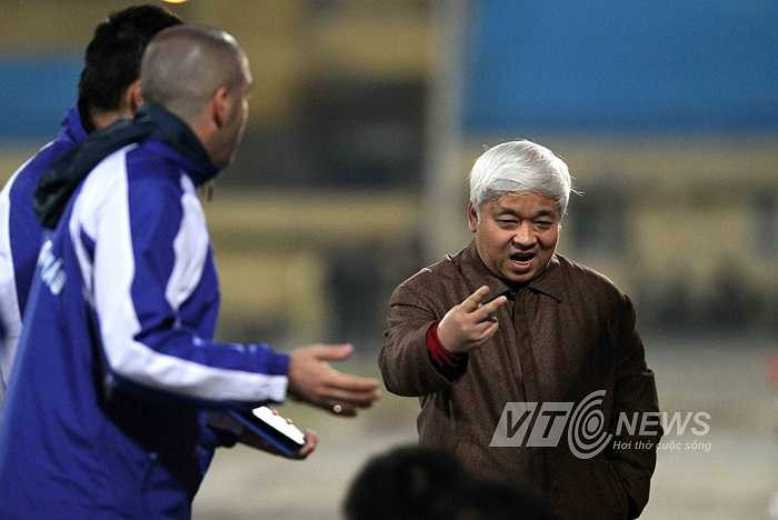 Như thường lệ, bầu Kiên lại 'thét ra lửa' giữa giờ nghỉ với các cầu thủ. Trong ảnh, đến HLV trưởng của Hà Nội ACB là Mauricio Luis cũng phải lắng nghe.