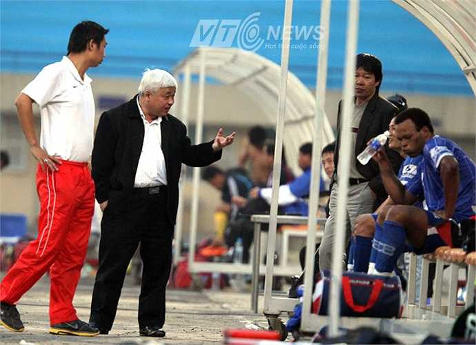 Còn đây là hình ảnh bầu Kiên nói với các cầu thủ trong giờ nghỉ giữa trận khi Hà Nội ACB tiếp CS Đồng Tháp ở V-League 2011.