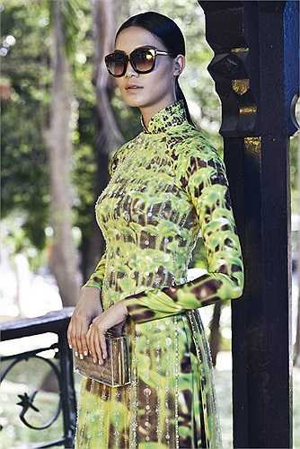 Hoa hậu Thuỳ Dung đã thể hiện hình ảnh người thiếu nữ Việt Nam thướt tha, đài các trong tà áo dài.