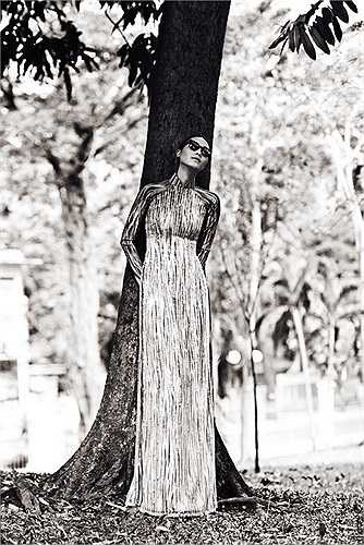 Kết hợp với vài điểm nhấn của thời trang hiện đại như chiếc kính mát, túi xách và nón lá bằng nhựa trong suốt, thời trang nhưng vô cùng tinh tế.