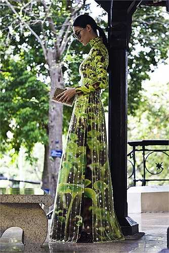 Vẫn trung thành với dáng áo dài truyền thống quen thuộc, NTK Nguyễn Công Trí tiếp tục vận dụng kỹ thuật in màu chuyển nhiệt trên nền lụa để mang đến những chất liệu và hình ảnh mới cho tà áo dài Việt.