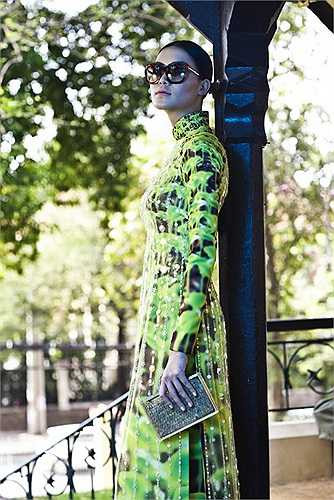 Chủ đề chính của BST là 'Chờ một cơn mưa', lấy cảm hứng từ những nét đẹp của truyền thống nông nghiệp và đặc trưng khí hậu thú vị của nông thôn miền Trung Việt Nam.