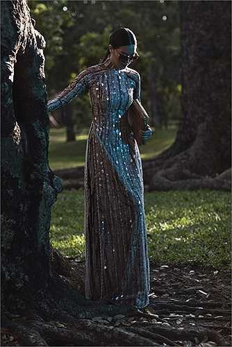 Tất cả tạo nên hiệu ứng bề mặt như những giọt mưa giọt ngọc của trời, bao phủ mọi cảnh vật đất đai trên tà áo dưới, thể hiện đúng chủ đề xuyên suốt của NTK.