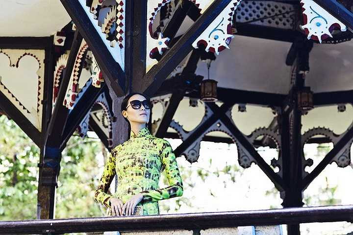 Trong bộ ảnh mới, nhiếp ảnh gia Tang Tang thực hiện với hoa hậu Thuỳ Dung với bối cảnh lại là khuôn viên xanh mát của Dinh Độc Lập.