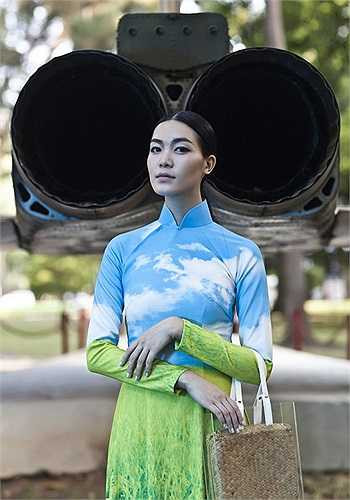 Đây là một ý tưởng táo bạo nhưng cực kì sáng tạo, bởi Dinh Độc Lập cũng có thể xem là một biểu tượng cho khởi đầu mới của đất nước Việt Nam, giàu giá trị biểu tượng như chính chiếc áo dài truyền thống mà NTK Nguyễn Công Trí đã dày công gìn giữ và tô điểm.