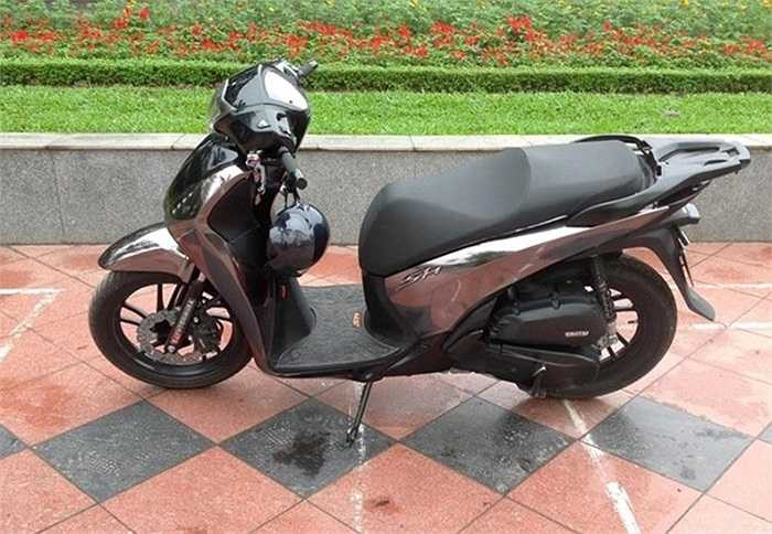 Chủ nhân của nó tiết lộ, thực chất lớp crom đen này không phải là mạ mà là một loại giấy decal dán đè lên lớp sơn cũ. 