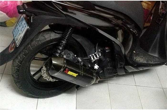 Ống pô cũng đã được độ lại.