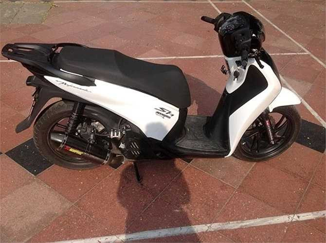 Đây là hình ảnh chiếc xe trước khi được phủ crom đen.