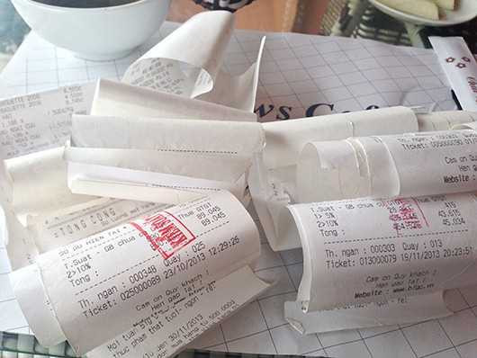 Hai hóa đơn thanh toán liền kề minh chứng việc thẻ tiết kiệm bị mất tiền một cách kỳ lạ.