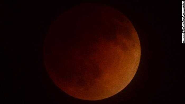 Hình ảnh mặt trăng chuyển màu đỏ sậm trên bầu trời Thung lũng San Gabriel, Nam California.