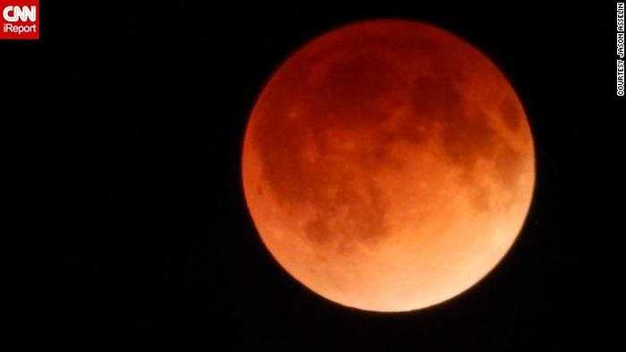 Jason Asselin, ngụ tại East Kingsford, bang Michigan, tiết lộ, anh suýt lỡ dịp ngắm mặt trăng máu do ngủ quên và đã may mắn tỉnh dậy đúng thời điểm nguyệt thực toàn phần bắt đầu.