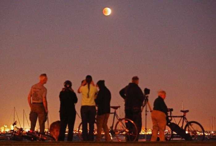 Nhiều người dân ở khu vực này cũng không bỏ lỡ cơ may chiêm ngưỡng một trong những hiện tượng thiên văn kỳ thú nhất.