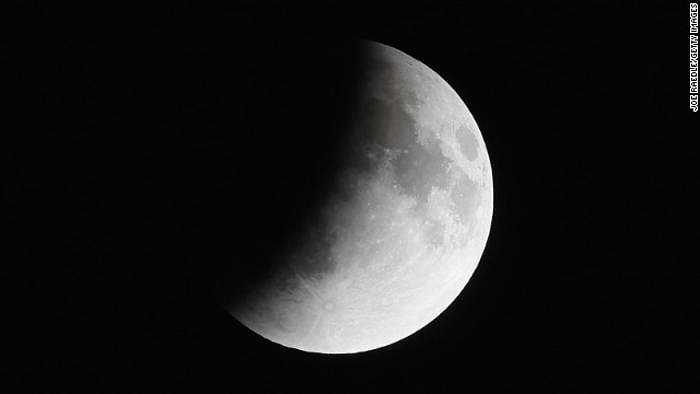 Bụi và khí sulfur dioxide trong bầu khí quyển Trái đất có thể ảnh hưởng đến kích cỡ bóng đen che phủ mặt trăng khi nguyệt thực diễn ra.