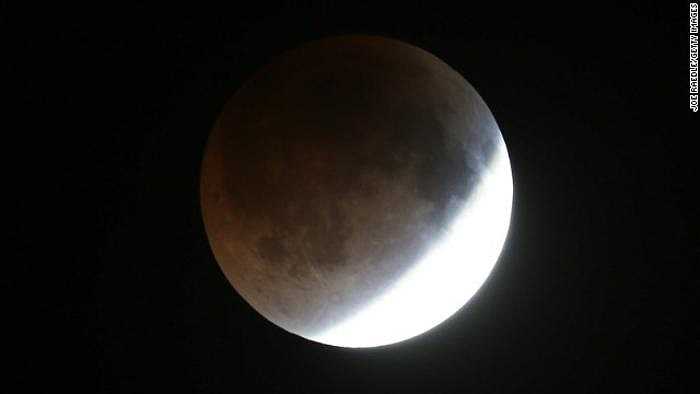 Bóng Trái đất bắt đầu phủ lên vùng ánh sáng phản chiếu cuối cùng trên bề mặt mặt trăng. Nguyệt thực toàn phần diễn ra trong khoảng 3 giờ.