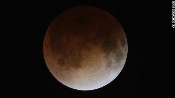 Mặt trăng có màu đỏ vì đường đi của ánh sáng bị bẻ cong chung quanh bầu khí quyển Trái đất, làm tán xạ các sóng ngắn của ánh sáng (từ màu xanh lá cây đến màu tím) và để lại các sóng dài hơn (đỏ, vàng, cam).