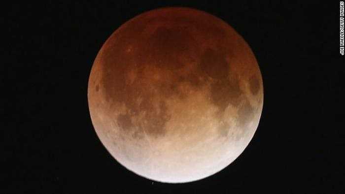 Nguyệt thực toàn phần được quan sát từ Miami. Khác với nhật thực, nguyệt thực có thể dễ dàng quan sát được bằng mắt thường.