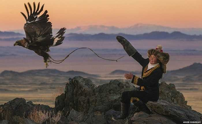 Việc đi săn bắt đầu với những ngày rong ruổi trên lưng ngựa qua lớp tuyết trên núi, hoặc triền đá để chú chim có thể quan sát được xa hàng km