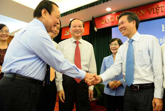 Từ trái qua: Bí thư Thành ủy TP.HCM Lê Thanh Hải, Trưởng Ban Tổ chức T.Ư Tô Huy Rứa chúc mừng ông Võ Văn Thưởng nhận nhiệm vụ phó bí thư Thành ủy TP.HCM - Ảnh: Thuận Thắng