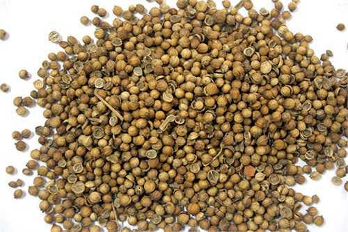 Hạt mùi: Để phòng sởi, các mẹ mua hạt mùi già về lấy ra 1 nắm nhỏ rồi cho vào khăn xô của con hoặc cho vào túi lọc, bỏ vào nấu nước tắm. Các mẹ có thể cho con uống 1 thìa nhỏ nước hạt mùi.