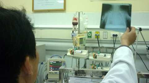 Phác đồ điều trị sởi sẽ có điều chỉnh và vẫn giữ nguyên lịch tiêm chủng đối với trẻ (Ảnh: C.Q)